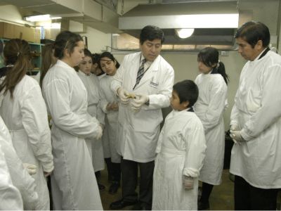Sebastián Lara, en lo que fue su visita del 2008, junto al doctor Julio Cárdenas. 