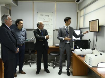 El doctor Juan Eduardo Contreras; ing. Rodrigo Mejías, doctores Manuel Kukuljan y Boris Marinkovic, quien muestra el nuevo simulador quirúrgico. 