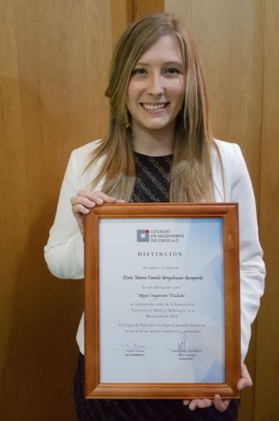 María Camila Grigaliunas fue distinguida en la ceremonia de Premiación del Colegio de Ingenieros de Chile a los Mejores Titulados Promoción 2016.