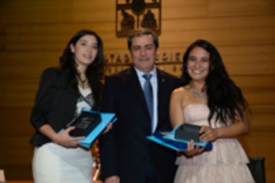 Mejores alumnas Promoción 2014 junto a Decano Jorge Gamonal