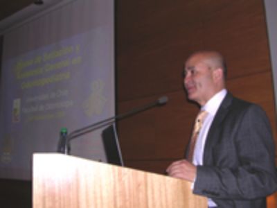 El Dr. Eduardo Alcaíno durante su presentación en los Coloquios de Investigación en Odontología.