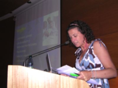 La Dra. Marcela Hernández, académica del Departamento de Patología, estuvo a cargo de la presentación del Dr. Alcaíno.