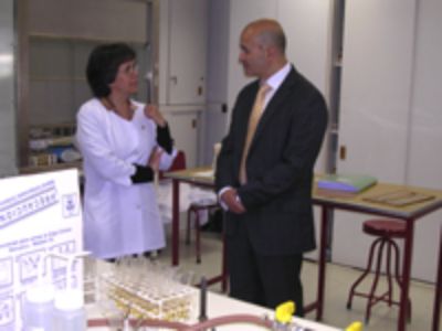 Prof. Marta Gajardo, académica del Departamento de Patología, junto al Dr. Alcaíno durante su visita al Laboratorio de Microbiología
