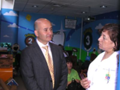 La Sala de Educación, inserta en la Clínica Odontológica Universidad de Chile, causó muy buena impresión en el Dr. Alcaíno.
