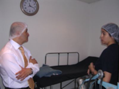 Dr. Alcaíno junto a la enfermera Jefe de Pabellones, Paulina Sibilla.