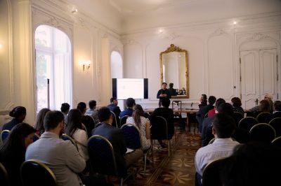 Académicos del programa de Salud Global dictan conferencia en Academia Diplomática