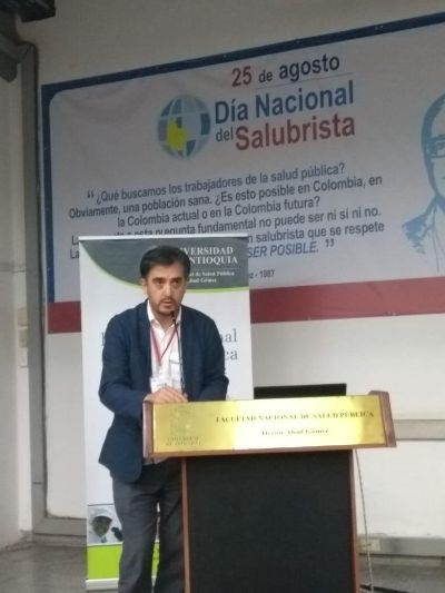 Prof. Alex Alarcón en su presentación " Migración y Salud en América Latina"