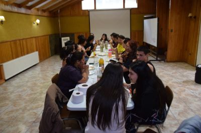 Almuerzo comunitario entre les estudiantes de la U. de Aysén y les estudiantes de la U. de Chile.