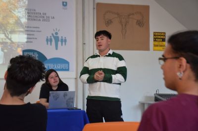 Joaquín Mathews, estudiante de Administración Pública, viajó en nombre de Diversinap y dialogó con les estudiantes sobre discriminación y acoso.