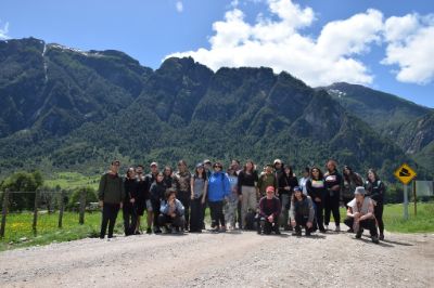 La segunda jornada estuvo marcada por la salida a terreno coordinada por les estudiantes de Ingeniería Forestal de la U. de Aysén.