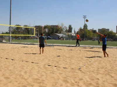 Estudiantes jugando voleibol playa