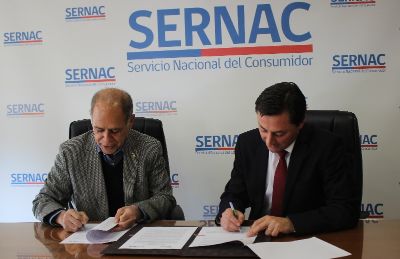 Autoridades firman el convenio de colaboración UCH- SERNAC.