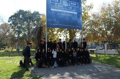 Estudiantes de liceos del PACE UCH en visita mediada a la exposición Los muros de Chile.