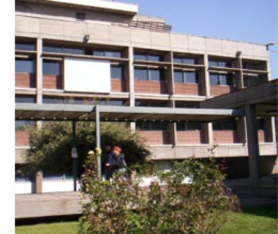 Edificio del Campus Sur de la Universidad de Chile (Antumapu); una de las construcciones analizadas en el estudio. 