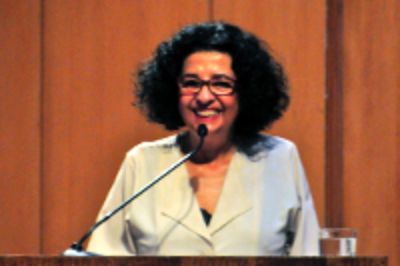 La profesora Faride Zerán se adjudicó la condecoración al mérito Amanda Labarca, premio que agradeció con un reivindicatorio discurso del género femenino. 