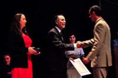 Además de ofrecer un discurso a los graduados, el Rector también estuvo a cargo de la entrega de diplomas.