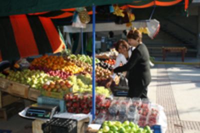 El Punto Feria Saludable es un espacio de abastecimiento de frutas y verduras y punto de encuentro para la comunidad odontológica.
