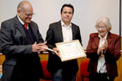 La distinción "Mejor tesis doctoral en Ciencias Biológicas" recayó en el doctor Francisco Javier Altamirano, del Programa de Doctorado en Ciencias Biomédicas de la Facultad de Medicina. 