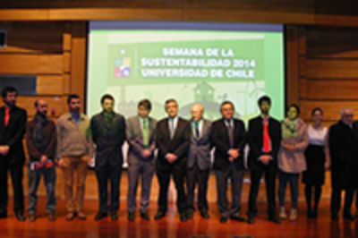 Al cierre de la ceremonia, los miembros del comité de sustentabilidad de la U. de Chile posaron junto a las autoridades de gobierno y académicas.