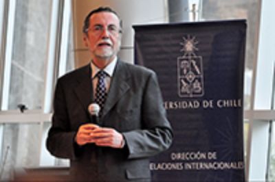 Rector Víctor Pérez, durante la ceremonia de publicación. 
