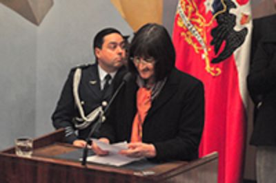 La Prorrectora saliente, Rosa Devés fue la encargada de dar lectura del Decreto Supremo que nombra al nuevo Rector.