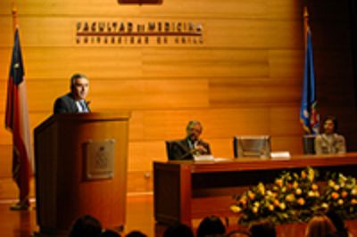 Rector Ennio Vivaldi junto al Manuel Kukuljan y Profesora Cecilia Sepúlveda.