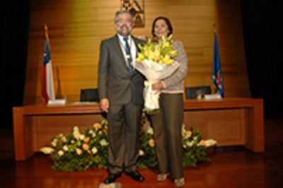 La Profesora Cecilia Sepúlveda entregó el decanato al Profesor Manuel Kukuljan.