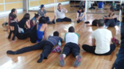 Las prácticas somáticas, según la prof. Isabelle Ginot, contribuyen a acerca y democratizar la danza para con las personas que no estudian esta disciplina.