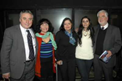 El Rector Ennio Vivaldi junto a las hijas del Dr. Manuel Almeyda. 