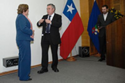 Rector Ennio Vivaldi entregando la Medalla Andrés Bello a la Directora del ICEI. 