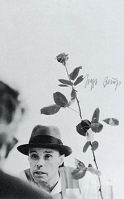Es la primera vez que una retrospectiva de Joseph Beuys se exhibe en nuestro país. 