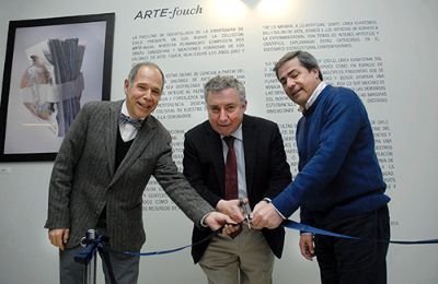 Vicerrector Juan Cortés, Rector Ennio Vivaldi y Decano Gamonal inaugurando la exposición de arte.