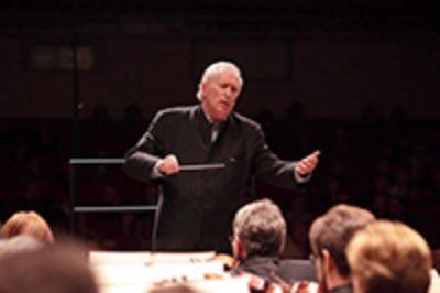 Sanderling es una de las grandes figuras invitadas a dirigir en la Temporada de la Orquesta Sinfónica de Chile. 
