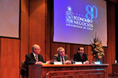 Decano Manuel Agosín junto al Rector Ennio Vivaldi y el Vicerrector de Asuntos Económicos y ex Vicedecano de la FEN, Profesor Enrique Manzur.