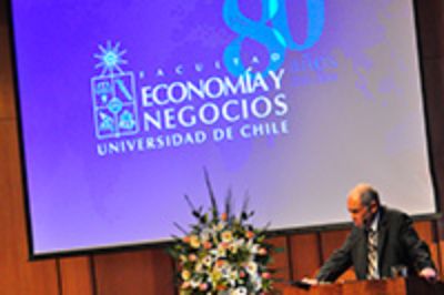 Profesor Manuel Agosín, Decano reelecto de la Facultad de Economía y Negocios.