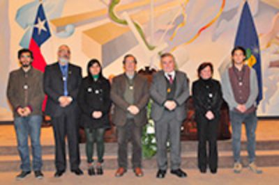 El Rector junto algunos de los nuevos Senadores, quienes recibieron la Medalla Andrés Bello. 