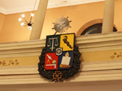El escudo de la Universidad de Chile en el Salón de Honor de Casa Central.
