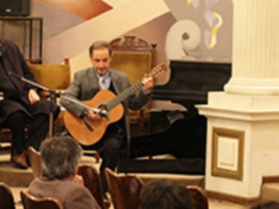 El senador saliente Rolando Cori, académico de la Facultad de Artes, interpretó dos piezas para guitarra en la ceremonia.