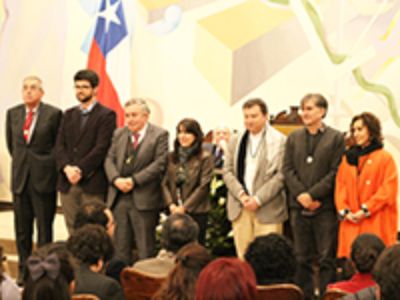 El Rector Vivaldi entregó la medalla Andrés Bello a los senadores entrantes.