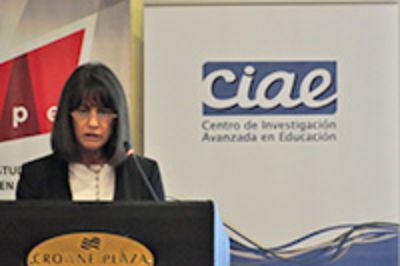 Profesora Alejandra Mizala, quien dio la bienvenida a esta instancia que contará con la presencia de destacados investigadores nacionales y extranjeros.