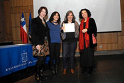 Profesora Faride Zeran junto a los ganadores de uno de los fondos. 