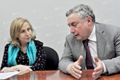 Ministra Helia Molina junto al Rector de la Universidad de Chile, quienes comunicaron a la opinión pública la constitución de esta comisión, calificada por la ministra como "una alianza estratégica".