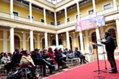 En el Patio Domeyko de la Casa Central de la U. de Chile, se llevó a cabo la primera parte de la lectura poética.