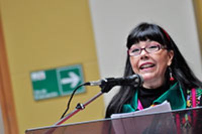 La actriz Malucha Pinto estuvo a cargo de la presentación de los poetas que participaron del encuentro.