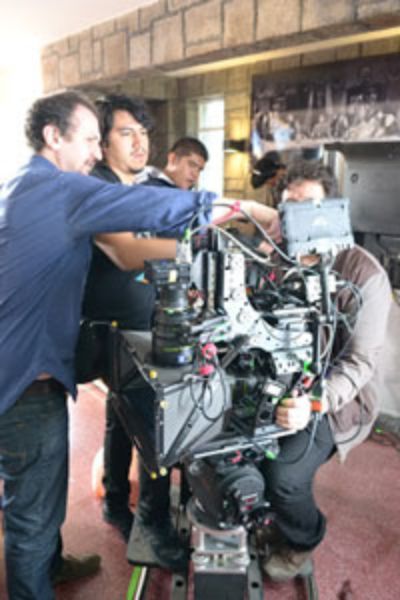 Profesor Víctor Fajnzylber impartiendo el taller de cine 3D en Casa Buñuel.