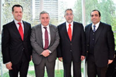 Autoridades universitarias y representantes del Banco Santander participaron de la actividad.