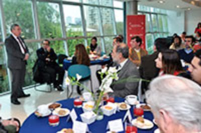 Autoridades académicas, representantes de Banco Santander, becarios y comunidad universitaria compartieron un desayuno durante la actividad.