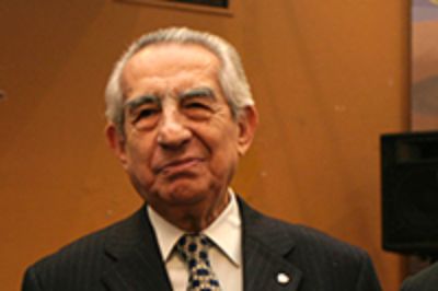 El Profesor Pizarro ejerció durante más de 55 años diversos cargos y responsabilidades en la Universidad de Chile.