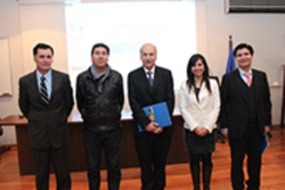El producto fue presentado en una actividad presidida por el Decano (s) de la Facultad de Ciencias Químicas y Farmacéutica, Prof. Javier Puente.