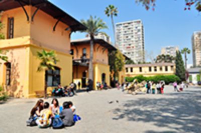 La comunidad de la FAU ha organizado una serie de iniciativas y proyectos para apoyar, desde sus disciplinas, a los habitantes de Valparaíso